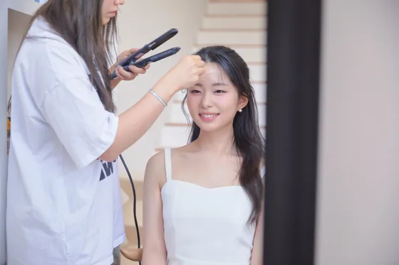 촬영 준비 중 미소 짓는 신부