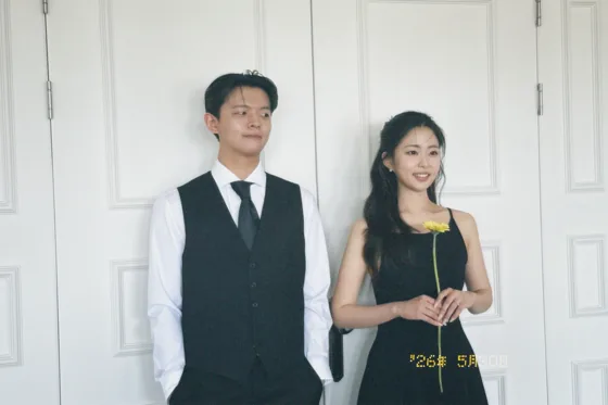 악기를 들고 나란히 선 두 사람