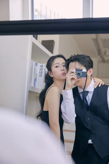 카메라를 들고 함께 찍은 두 사람