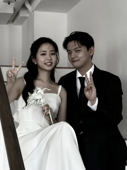 나란히 앉아 브이 포즈를 취한 두 사람