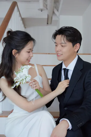 계단에 앉아 서로 바라보는 두 사람