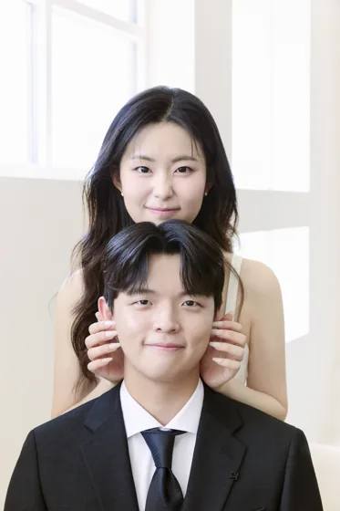 신랑 뒤에서 다정하게 볼을 감싼 신부