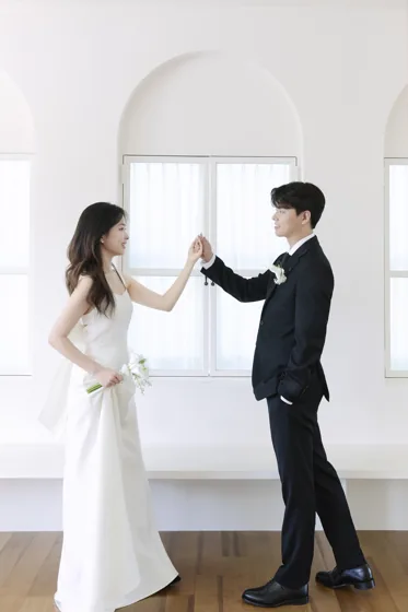 밝은 창가에서 손을 맞댄 두 사람