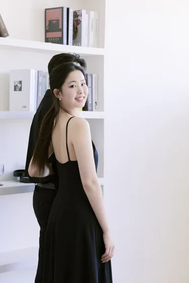 뒤돌아보며 미소 짓는 신부