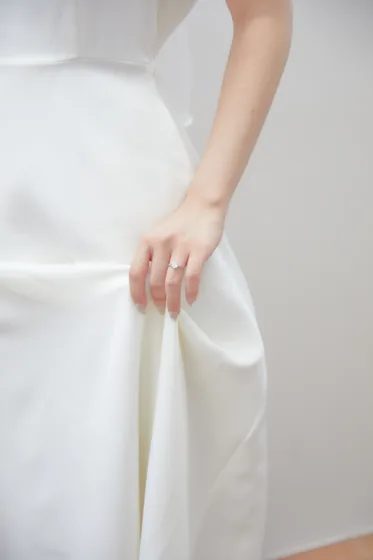 하얀 드레스 위에 놓인 신부의 손